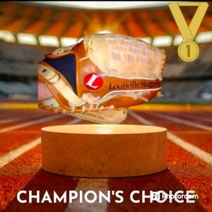 Louisville slugger glove with a Rawlings ball